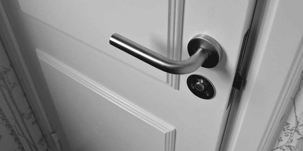 Les avantages de recourir à une porte en bois